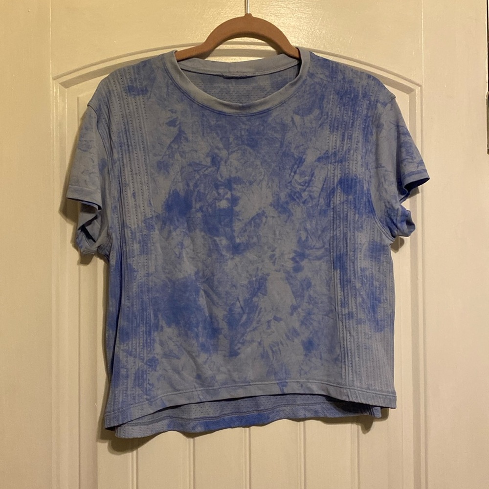 Lululemon train to be short sleeve - size 8